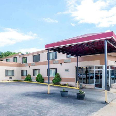 فندق Super 8 By Wyndham Watertown/Cambridge/Boston Area المظهر الخارجي الصورة
