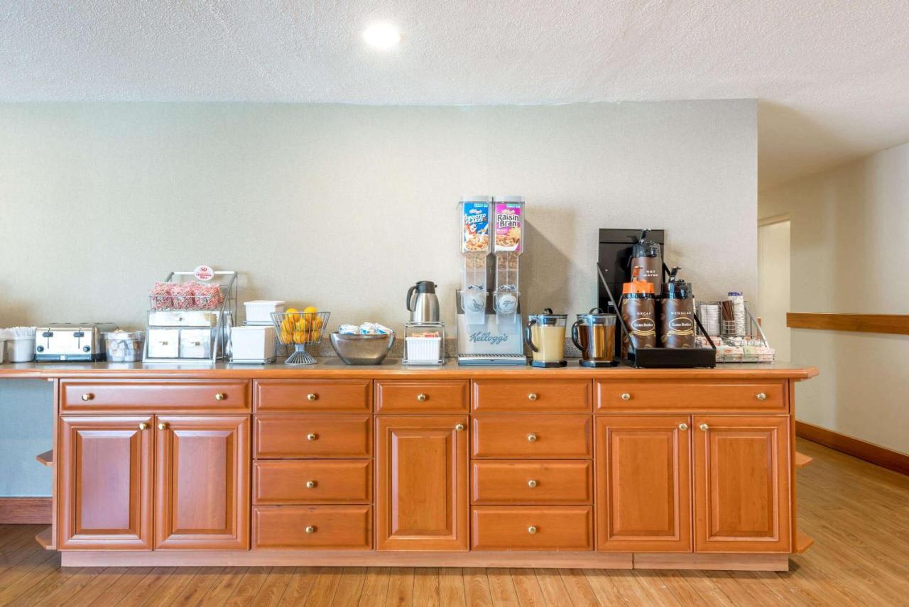 فندق Super 8 By Wyndham Watertown/Cambridge/Boston Area المظهر الخارجي الصورة