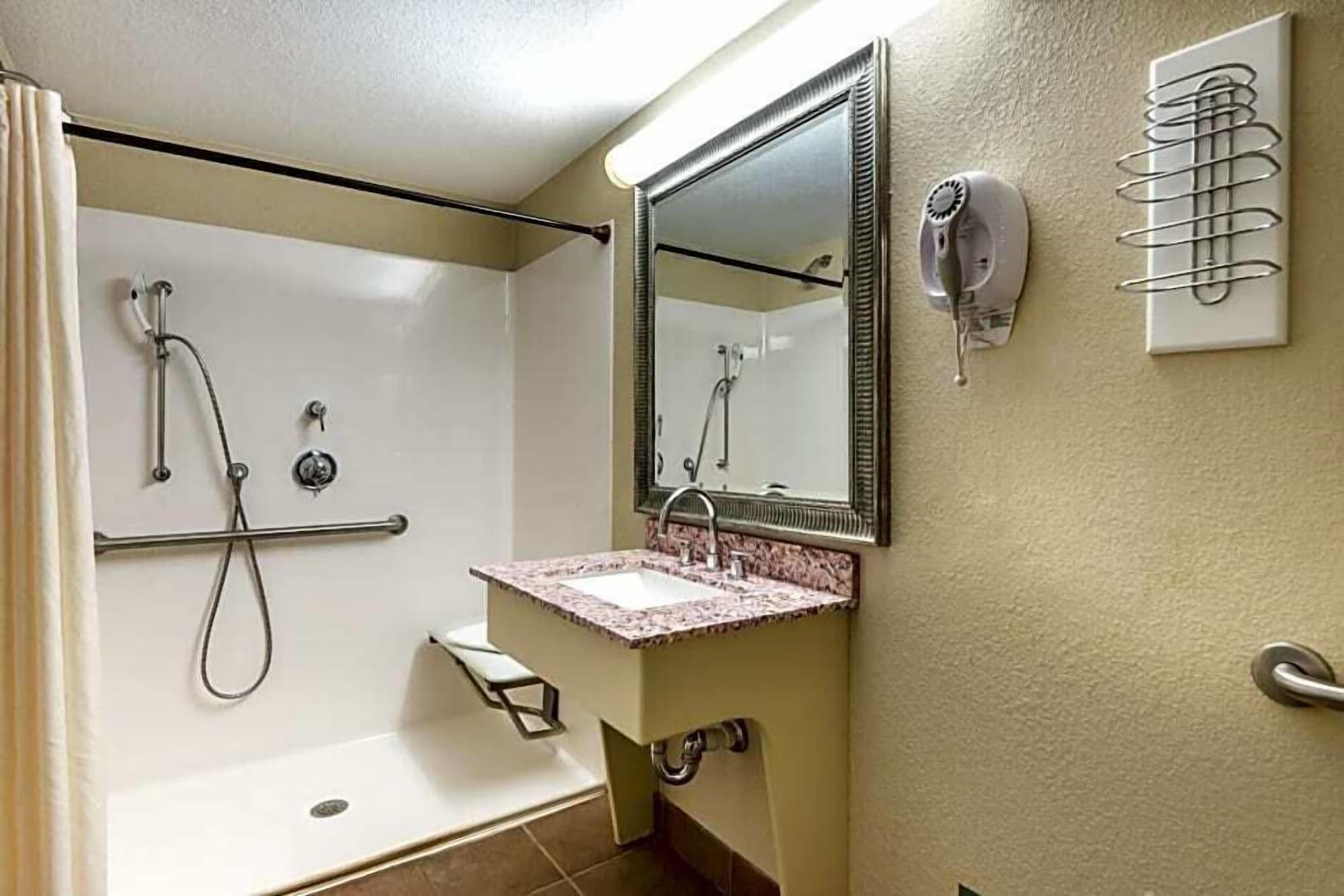 فندق Super 8 By Wyndham Watertown/Cambridge/Boston Area المظهر الخارجي الصورة