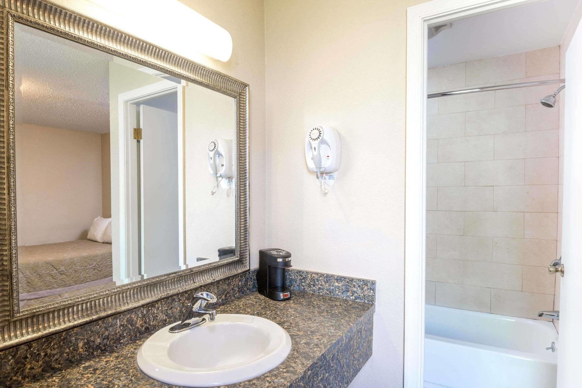 فندق Super 8 By Wyndham Watertown/Cambridge/Boston Area المظهر الخارجي الصورة