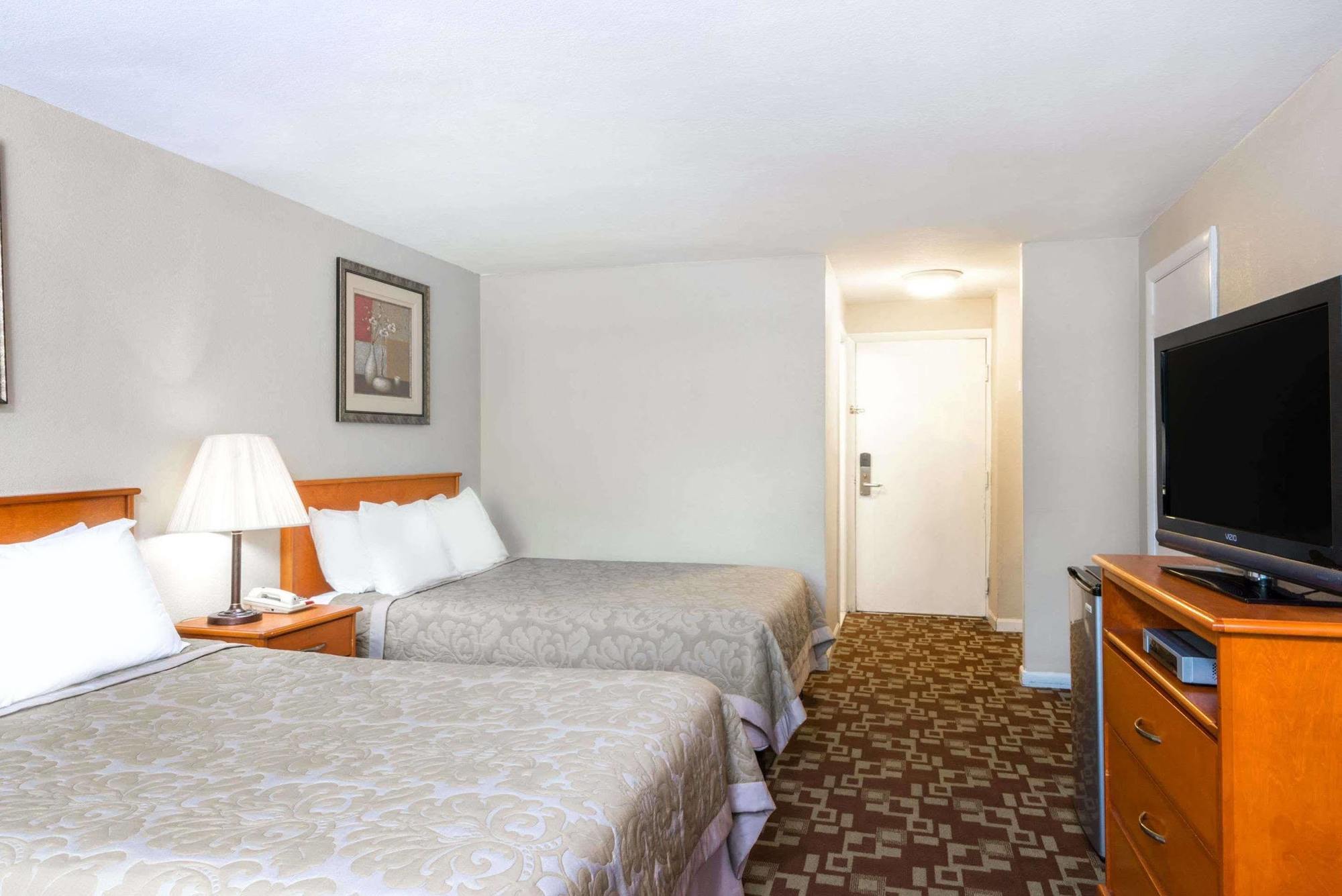 فندق Super 8 By Wyndham Watertown/Cambridge/Boston Area المظهر الخارجي الصورة