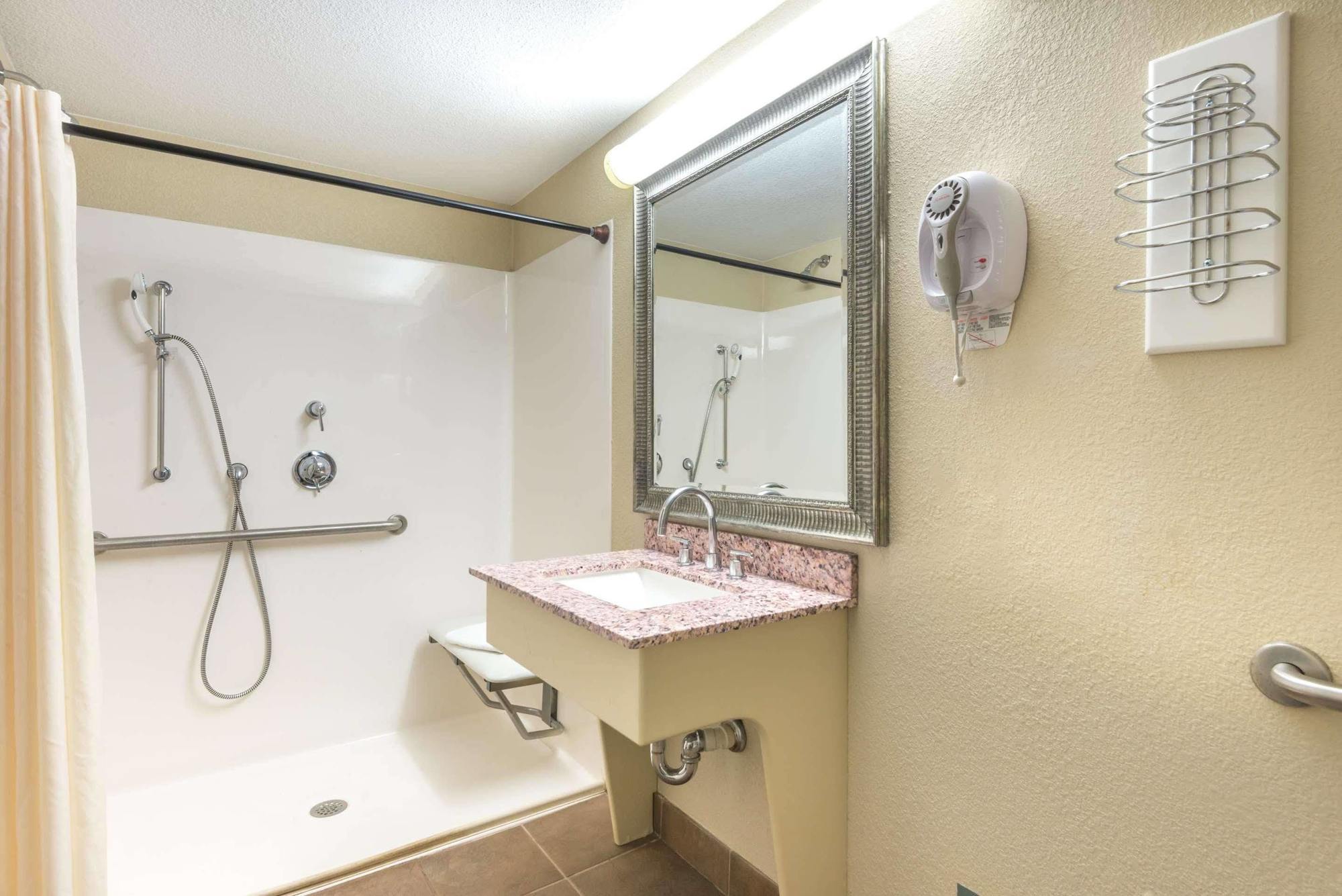 فندق Super 8 By Wyndham Watertown/Cambridge/Boston Area المظهر الخارجي الصورة