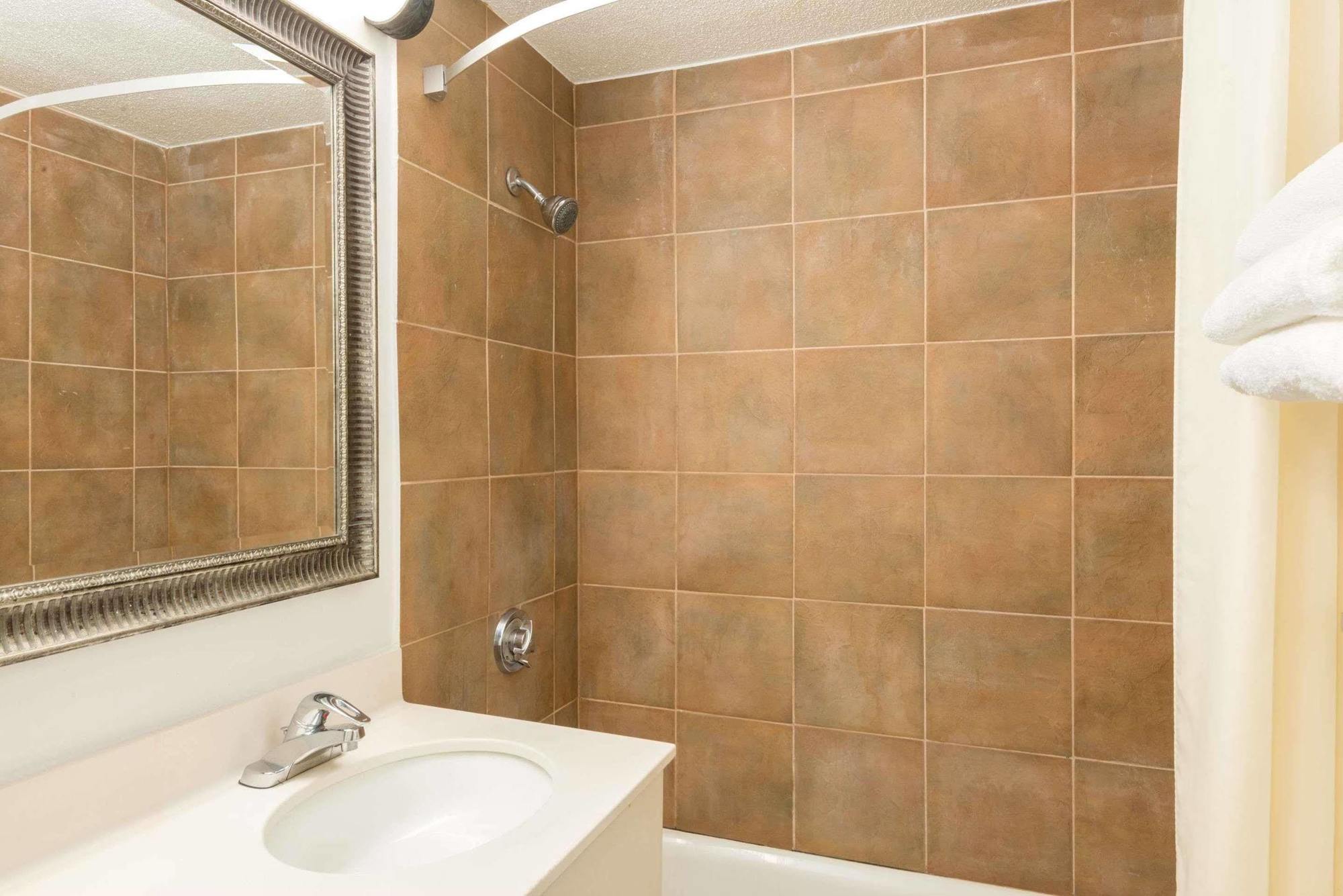 فندق Super 8 By Wyndham Watertown/Cambridge/Boston Area المظهر الخارجي الصورة