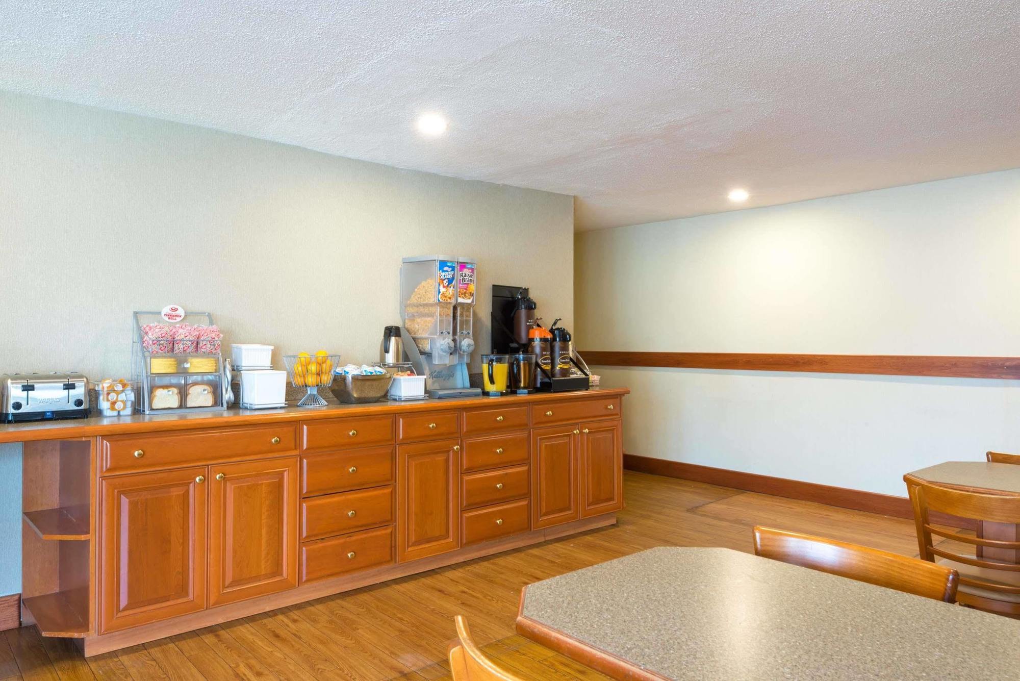 فندق Super 8 By Wyndham Watertown/Cambridge/Boston Area المظهر الخارجي الصورة